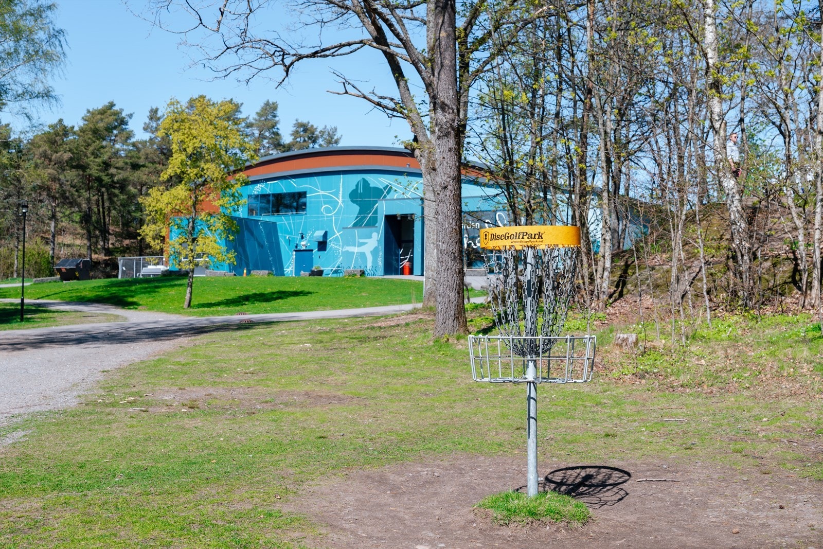 Parken har også idrettsanlegg som frisbeegolfbane. Galleribilde