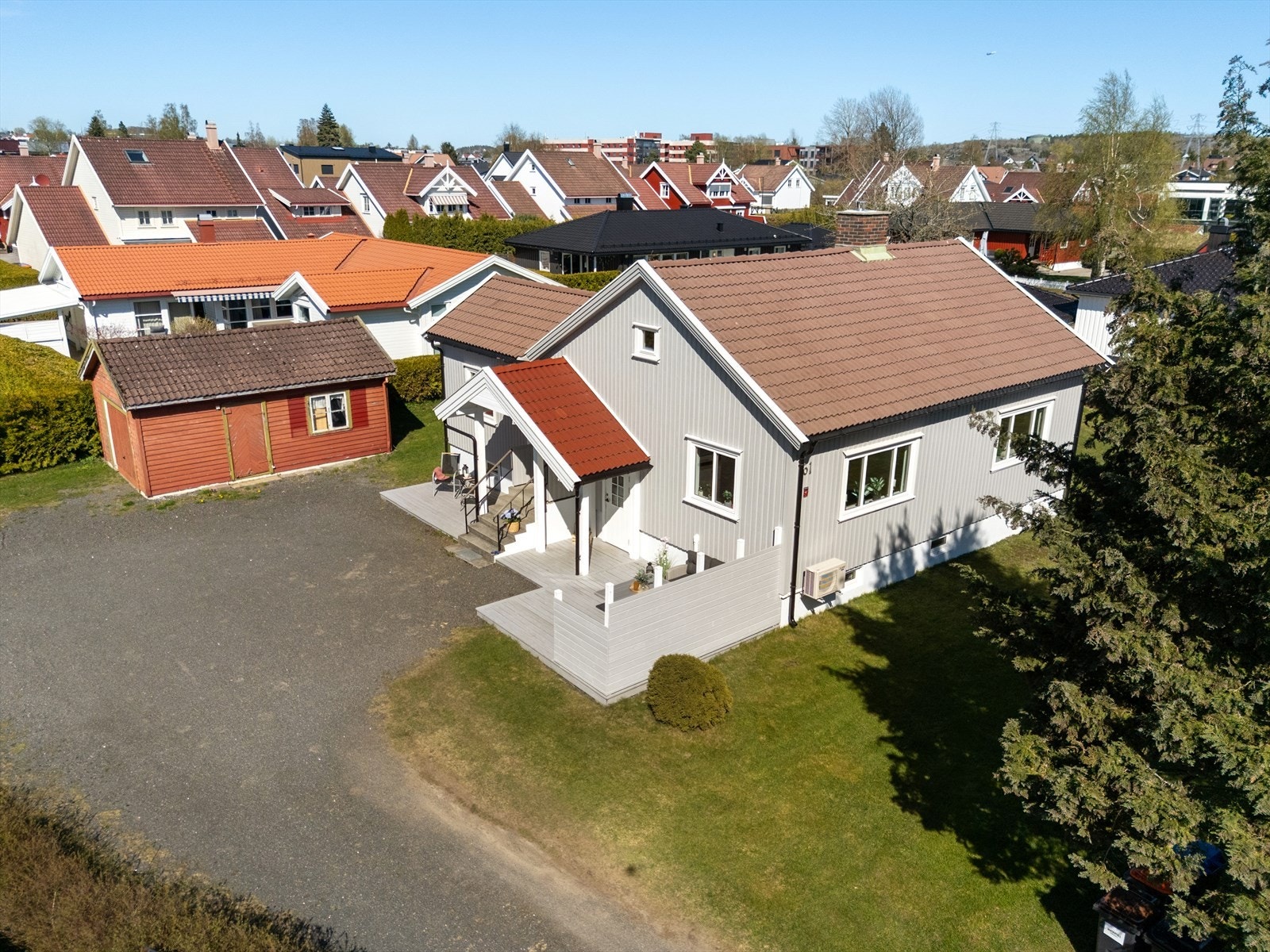 Eiendommen strekker seg over en stor eiertomt og inkluderer to garasjer, som gir rikelig med plass til både parkering og lagring. Galleribilde