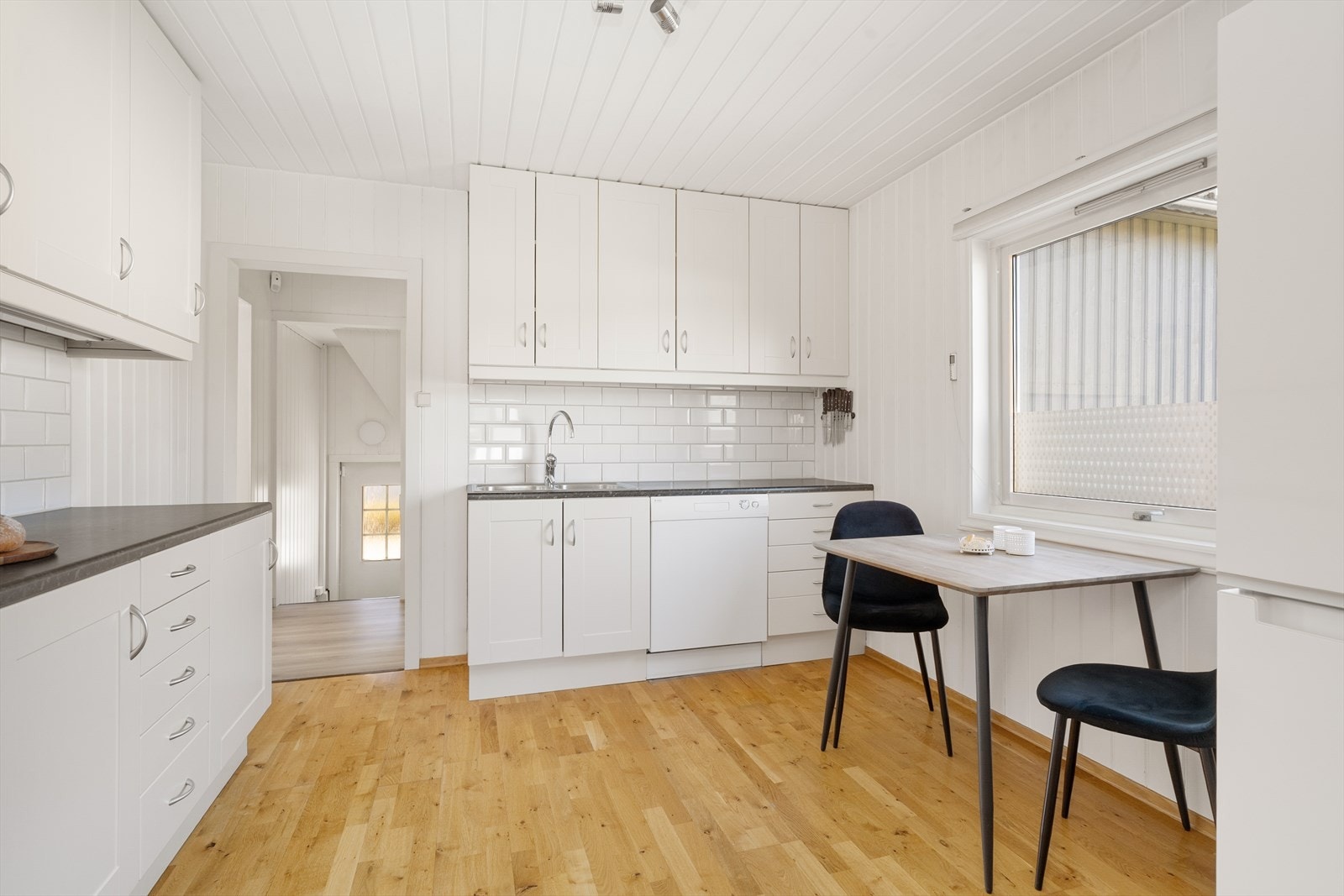 Kjøkkeninnredning fra Ikea med profilerte fronter, modernisert i 2002. Galleribilde