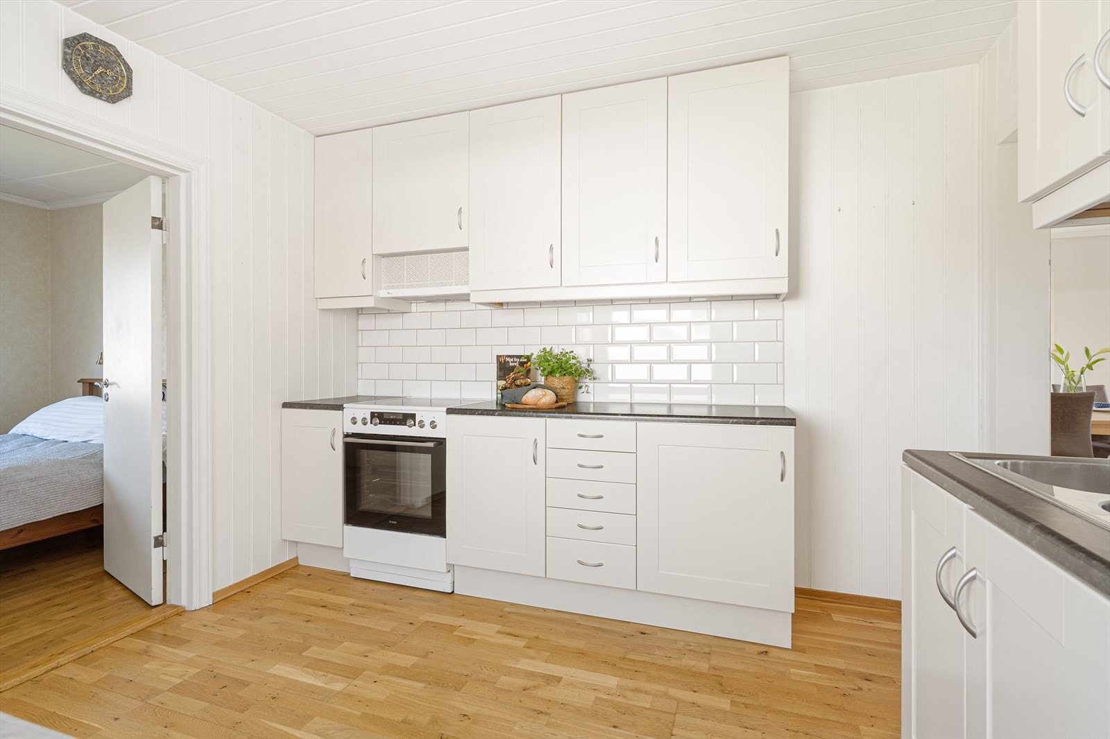 En ny kjøkkenventilator med avtrekk ut via tak ble installert i 2024. Galleribilde