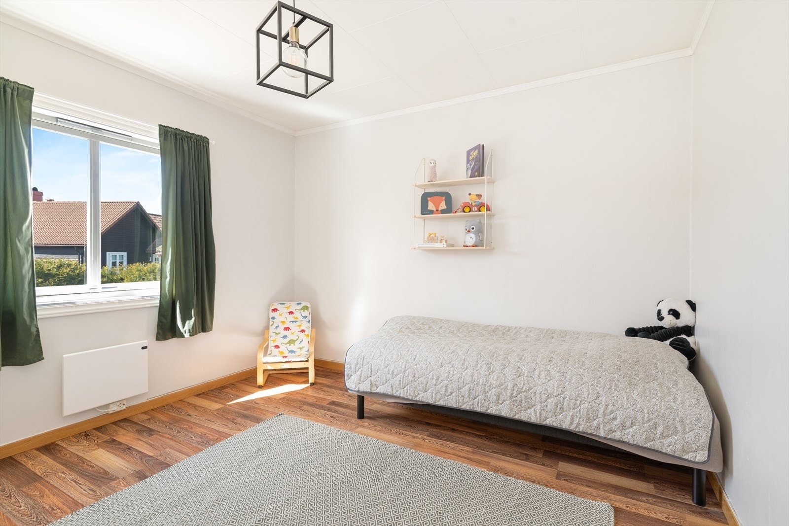 Boligen har to soverom i hovedetasjen. Dette rommet har plass til seng og garderobeløsning. Galleribilde
