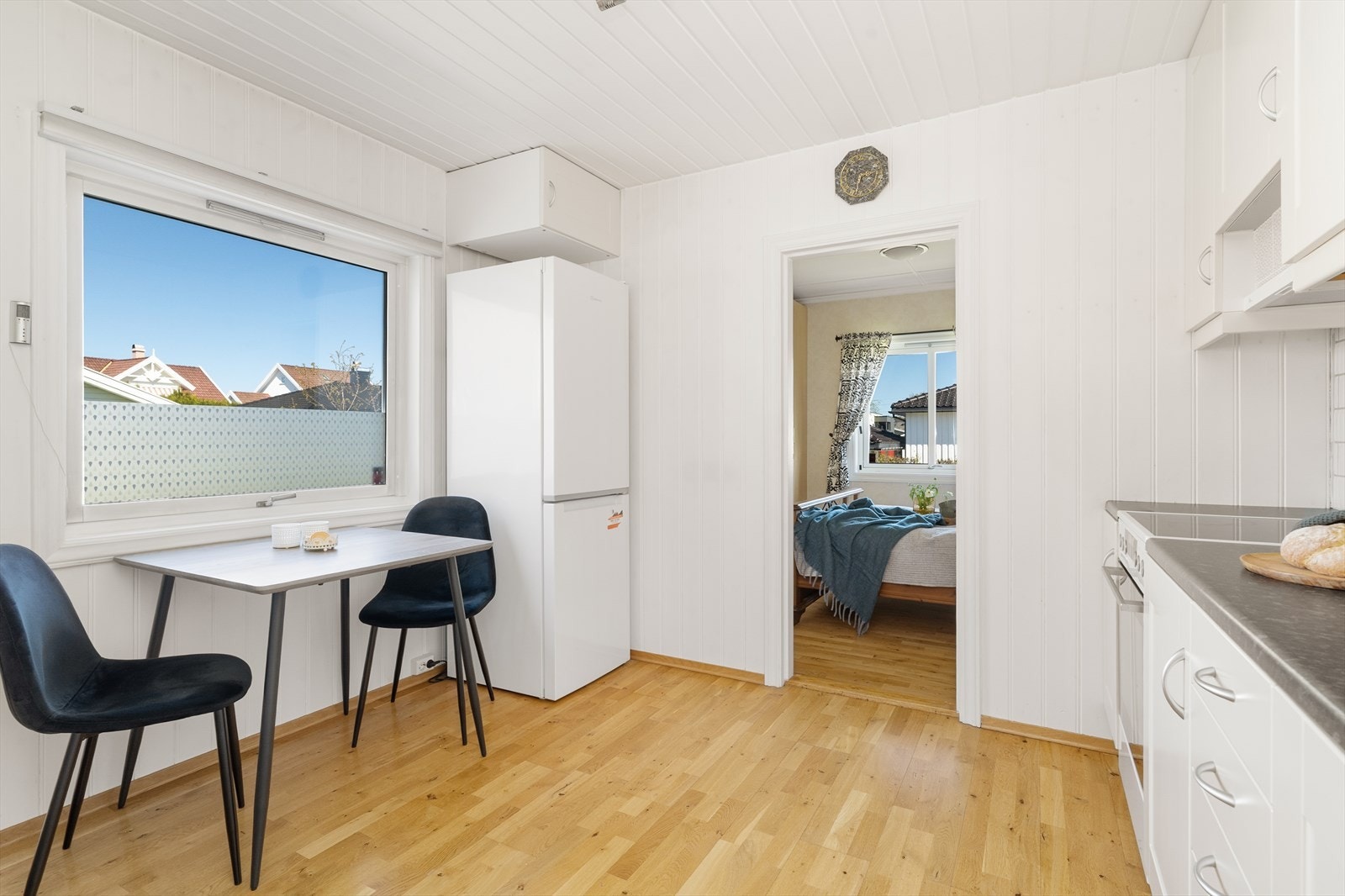 Kjøkkenet har plass til en liten spiseplass for frokosten. Galleribilde