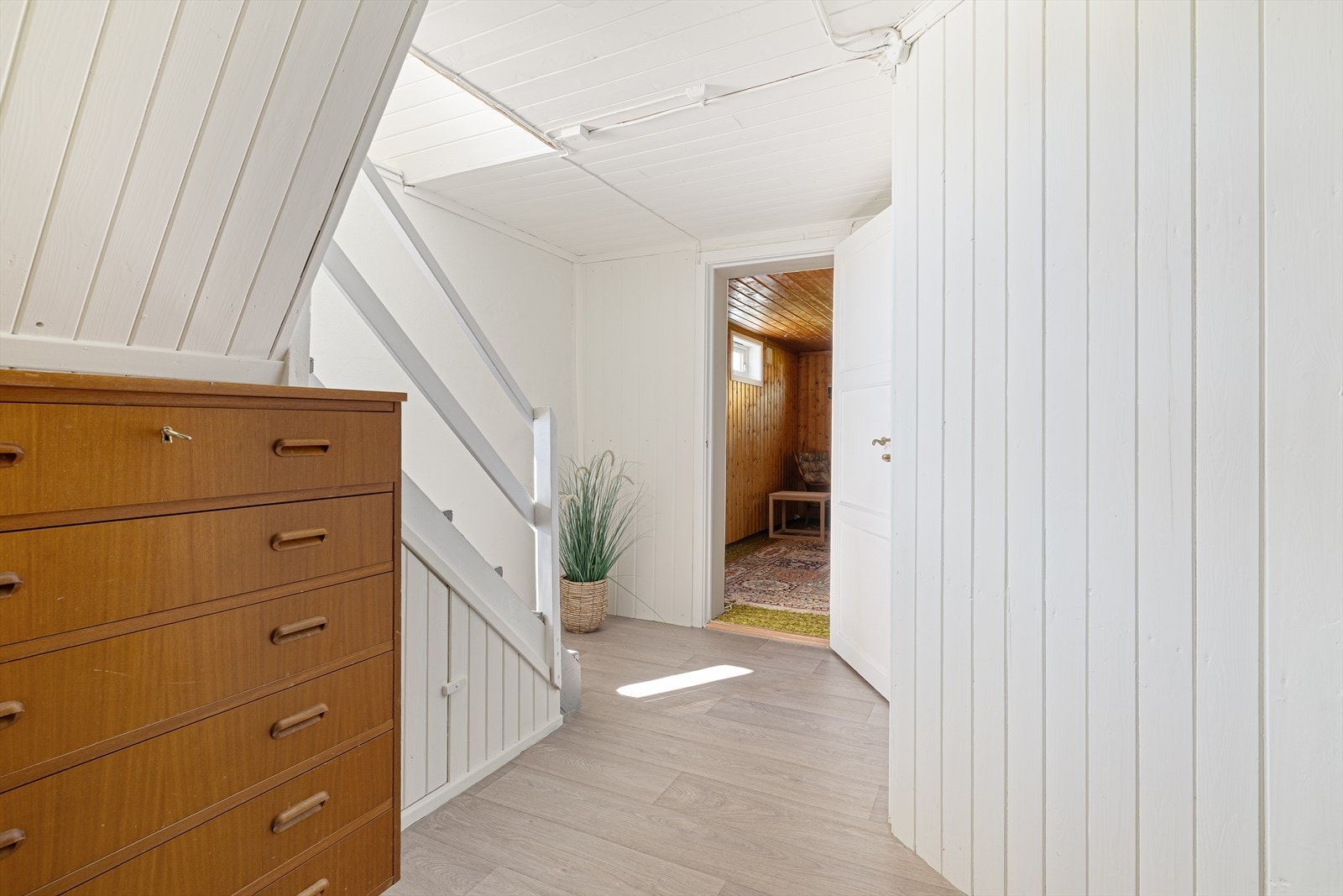 Fra gangen i hovedetasjen fører en trapp ned til kjelleren. Galleribilde