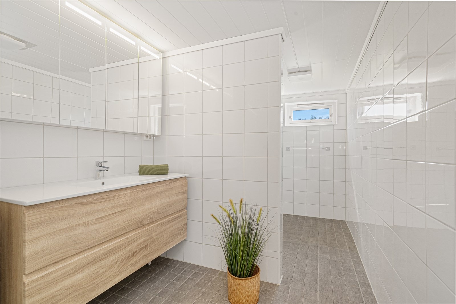 Badet i kjelleren ble oppgradert i 2022, med flislagt gulv og elektriske varmekabler. Galleribilde