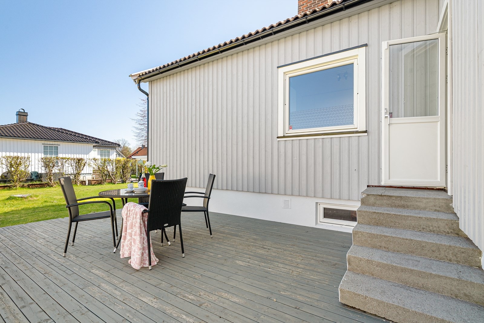 Uteplassen mot nordøst er på cirka 29 m² og har direkte utgang fra boligen. Galleribilde