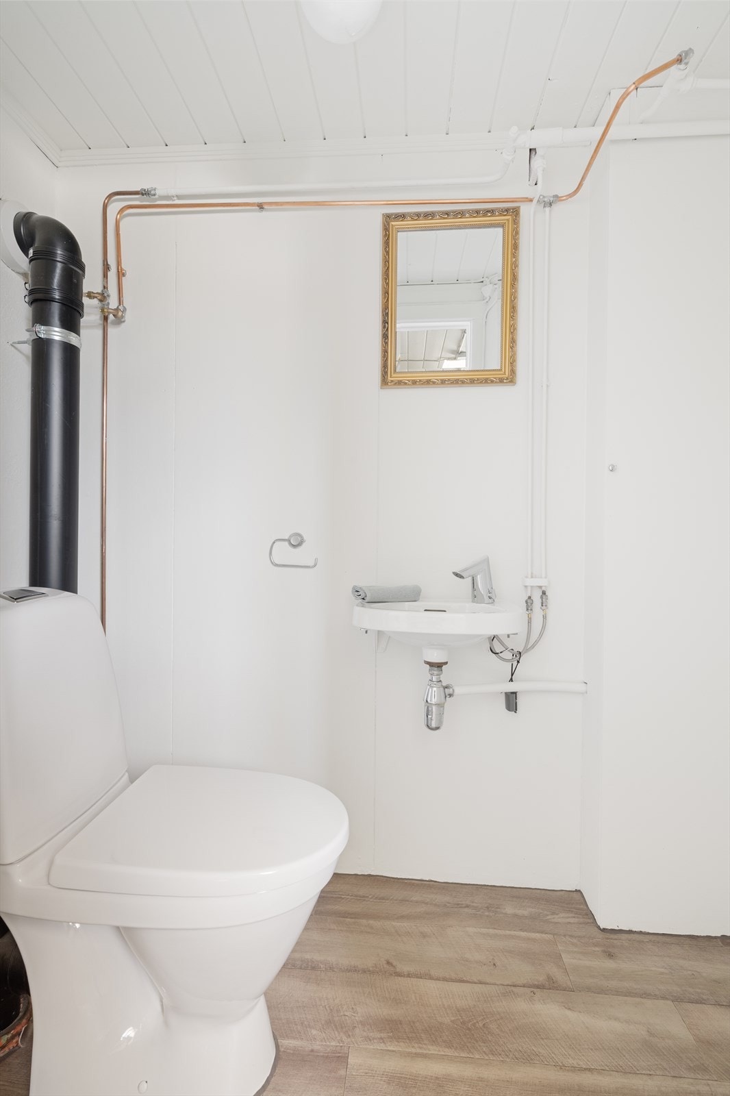I tillegg til badet har kjelleren et separat toalettrom, også modernisert i 2022. Galleribilde