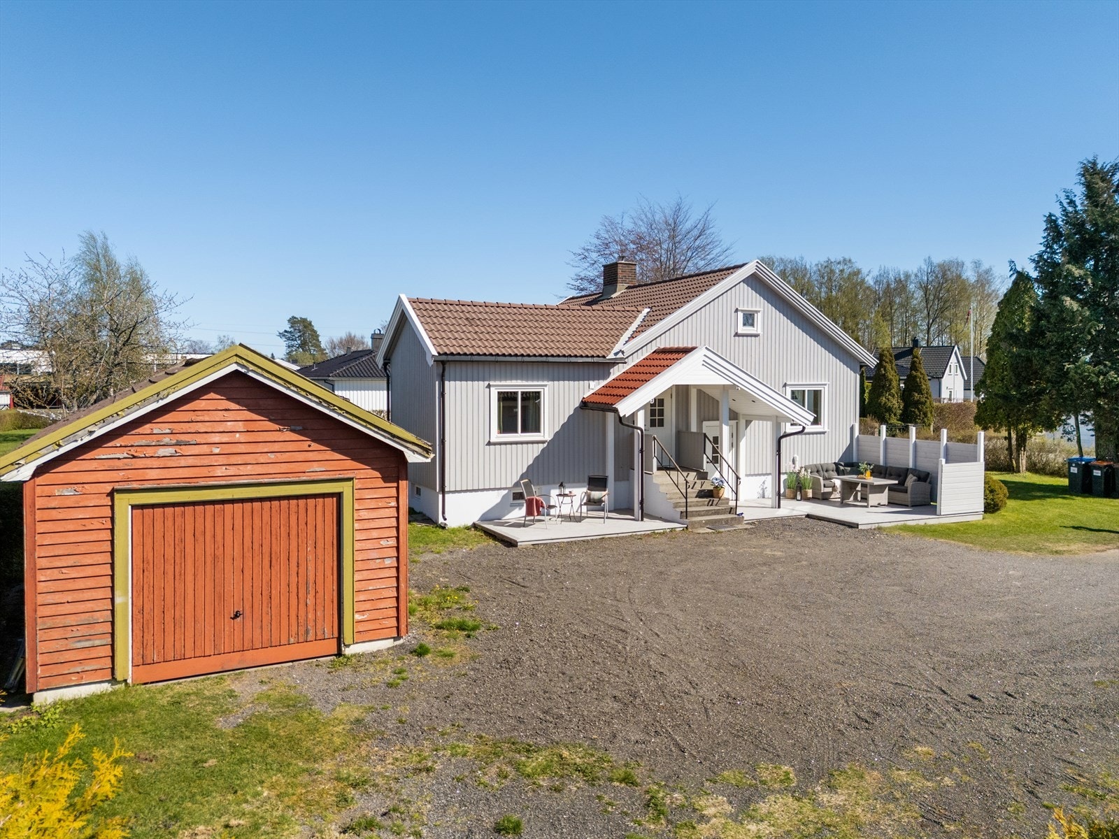 Den ene garasjen er oppført i trekonstruksjon med saltak tekket med takstein. Galleribilde