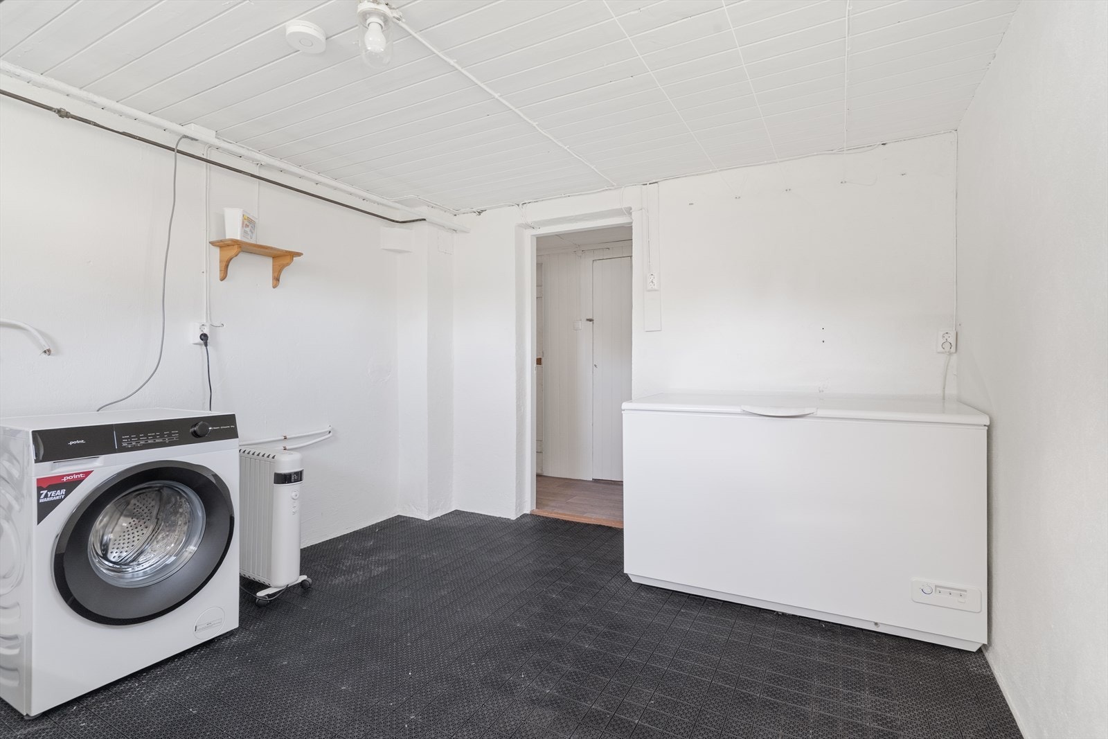 Varmtvannsberederen på cirka 200 liter er fra 2025 og plassert her på vaskerommet. Galleribilde