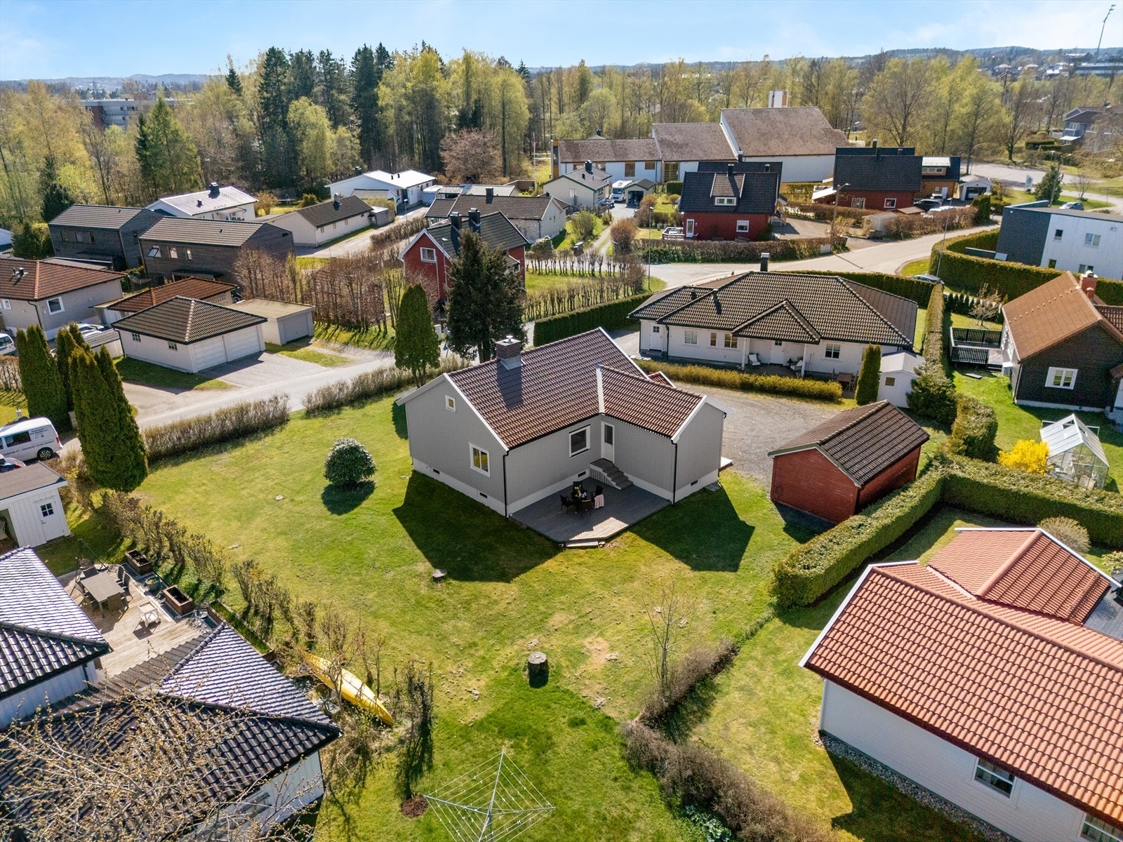 Yttervegger er oppført i bindingsverk med stående trekledning, byttet i 2006 og 2021. Galleribilde