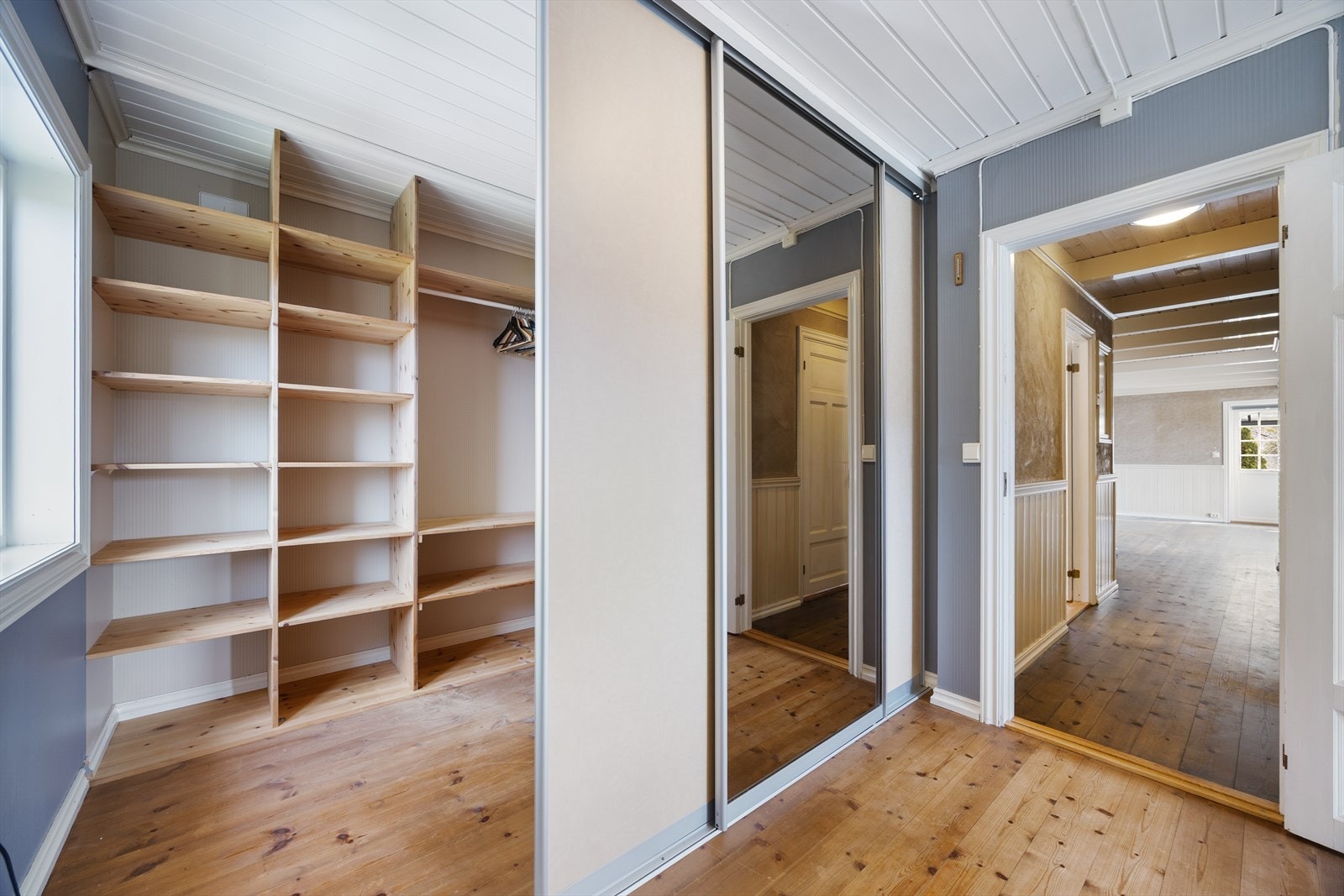 Hovedsoverommet har skyvedører til et tidligere soverom som i dag er innredet som garderobe/walk-in. Galleribilde