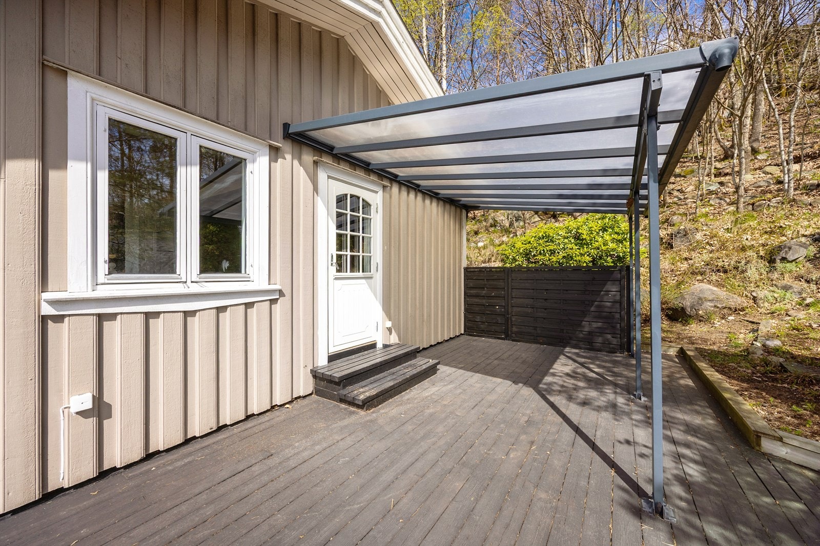 Verandaen ligger lunt og usjenert til, med god plass til utemøblement - her kan sene sommerkvelder nytes i rolige omgivelser! Galleribilde