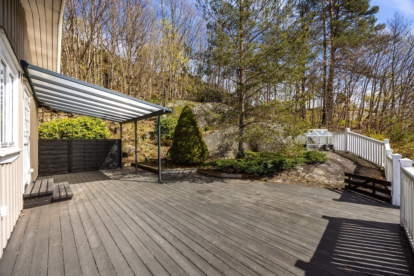 Fra stuen er det utgang til en romslig og delvis overbygget veranda på 35 m². Her kan sene sommerkvelder nytes i rolige omgivelser! Galleribilde