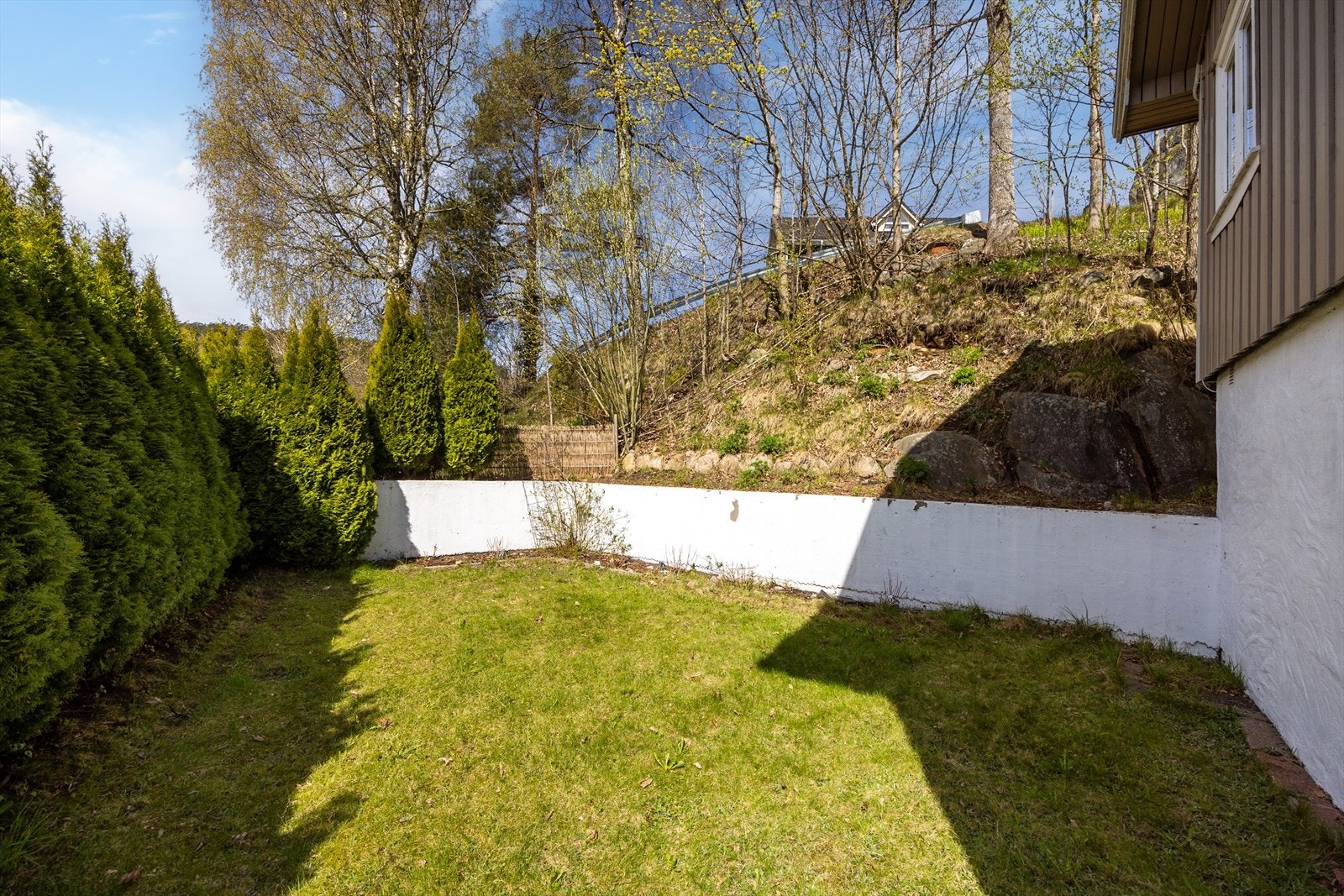 Tomten er opparbeidet med plen og har naturtomt i bakkant. Galleribilde