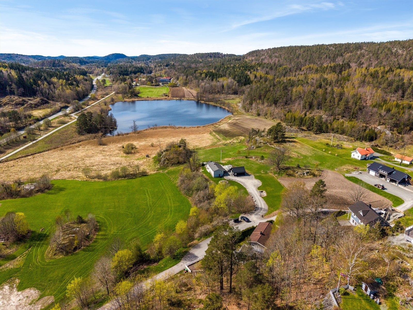For et bredere utvalg av butikker og servicetilbud er det en kort kjøretur til Stathelle, Langesund og Rugtvedt. Kort vei til E18. Galleribilde