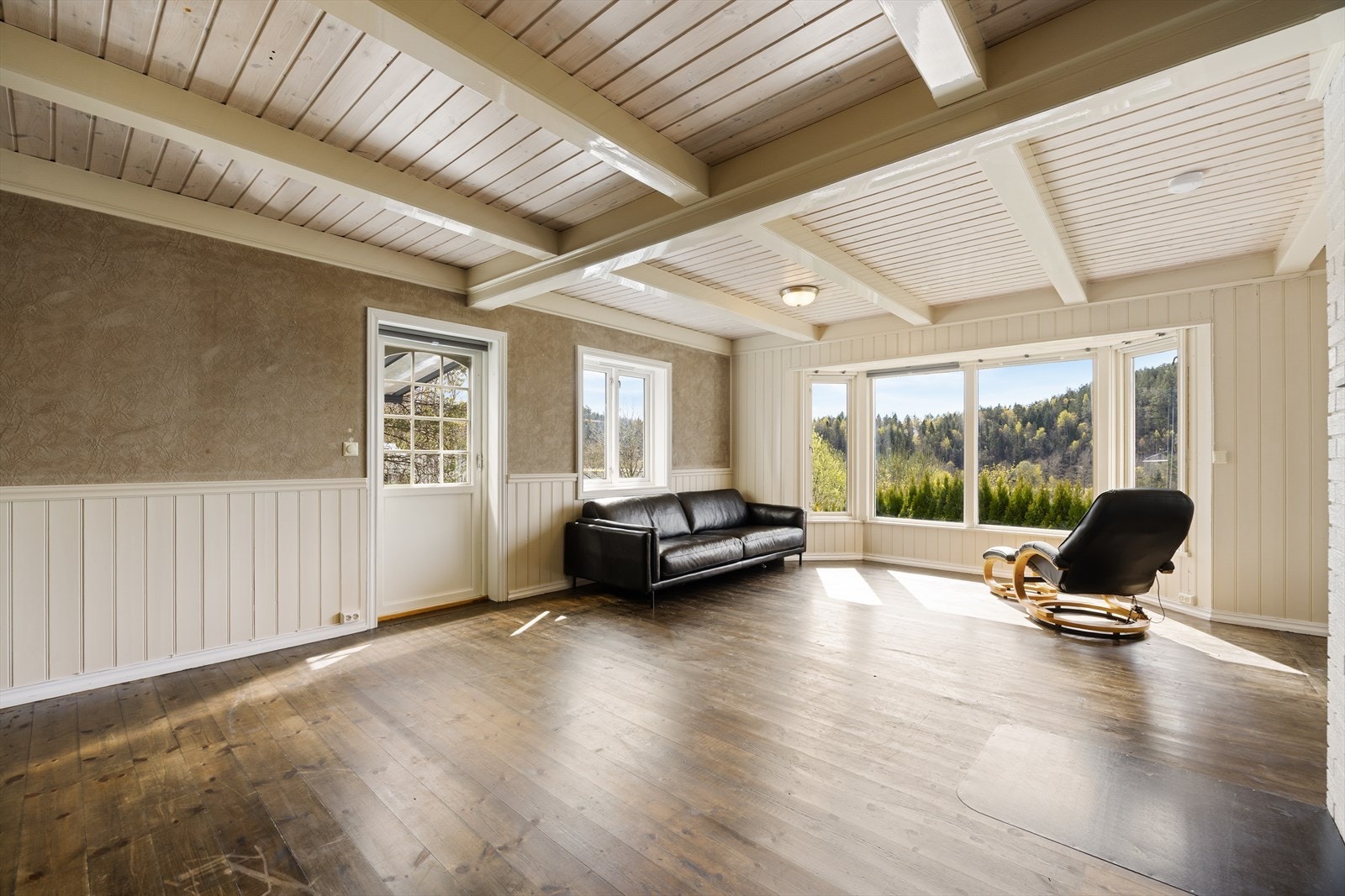 Stuen har god plass til både sofagruppe og spisebord, samt er det installert varmepumpe i 2019. Galleribilde