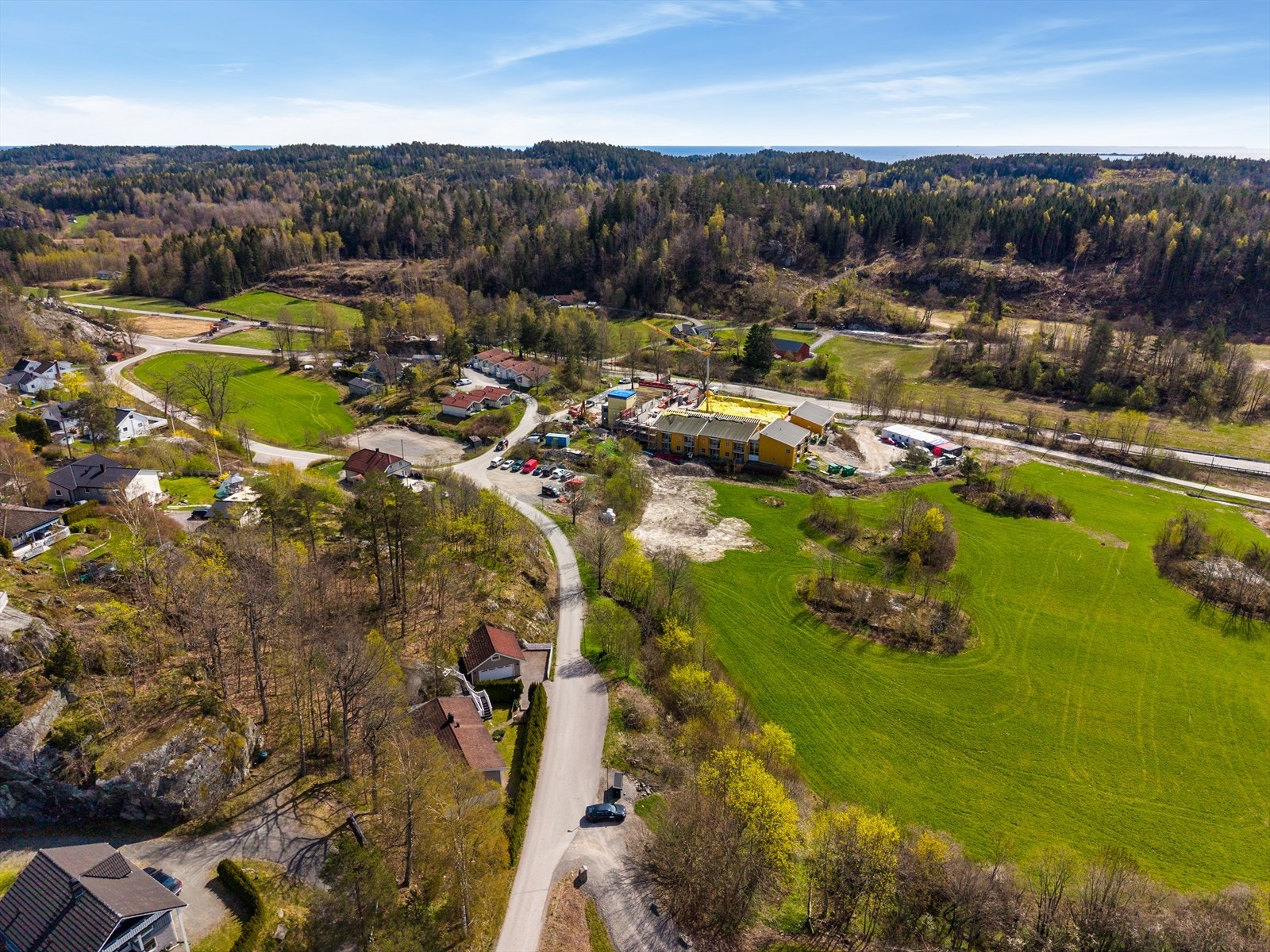 Området byr på flotte turmuligheter i skog og mark, samt flere ferskvann med bademuligheter. Det er også kort vei til sjøen og idylliske Valle. Galleribilde