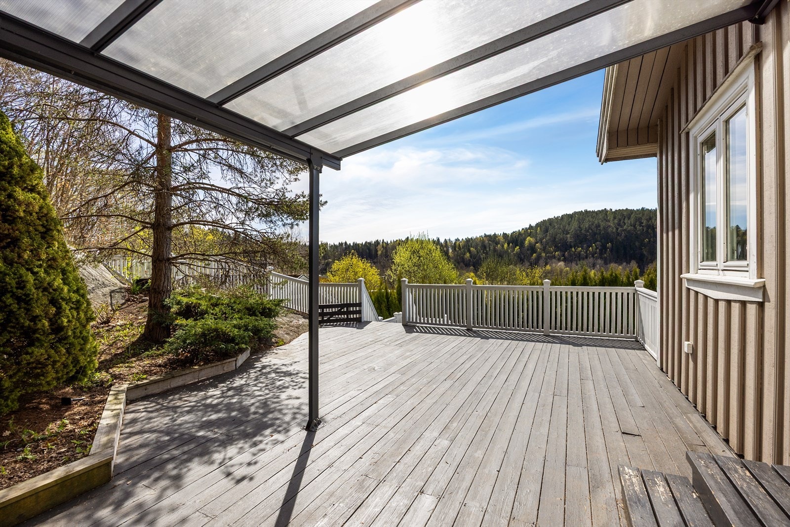 Fra stuen er det utgang til en romslig veranda på 35 m². Den overbygde delen av verandaen gir en lun uteplass uansett vær. Galleribilde