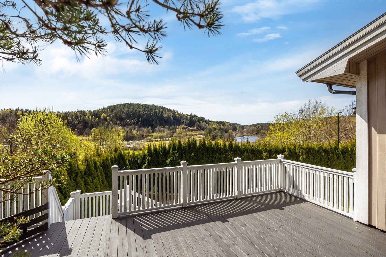 Verandaen ligger lunt og usjenert til, med god plass til utemøbler og åpen utsikt over nærområdet. Galleribilde