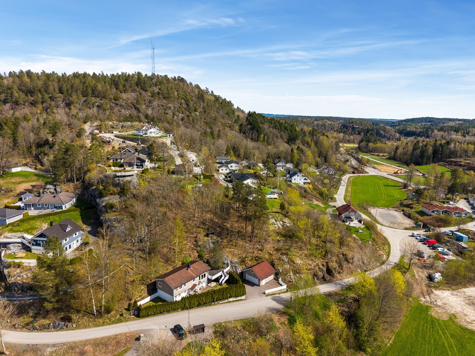 For familier er dette et praktisk sted å bo, med nærhet til Rønholt skole og barnehage. I samme område finner man også Rønholthallen og ballbaner for fritidsaktiviteter. Galleribilde