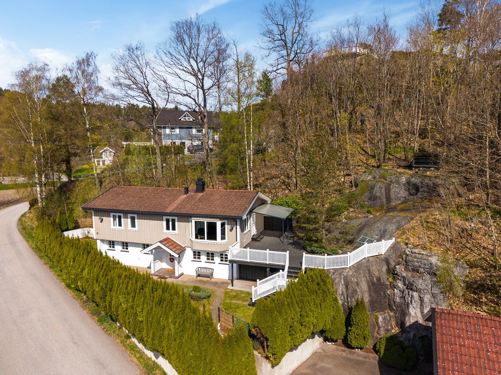 Boligen ligger i et etablert og rolig boligområde ved Rønholt. Her bor man tilbaketrukket og landling, men likevel med enkel tilgang til det man trenger i hverdagen. Galleribilde