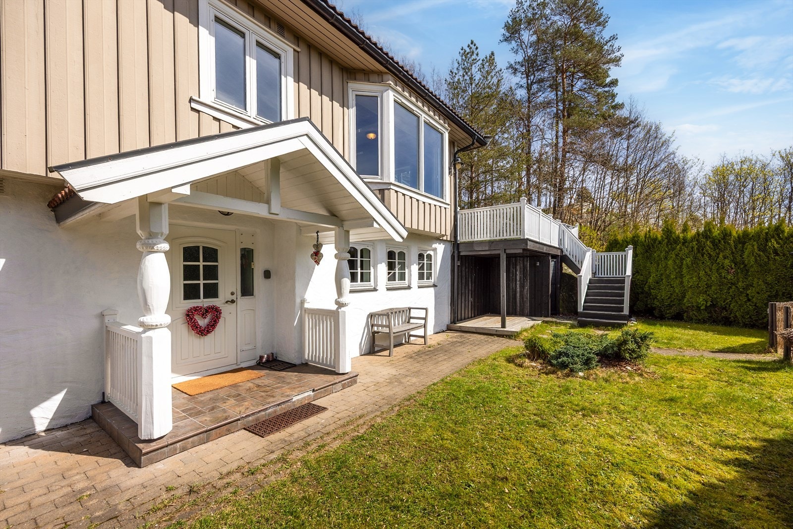 Boligen har et hyggelig og usjenert inngangsparti i underetasjen, med flislagt platting og takoverbygg. Galleribilde