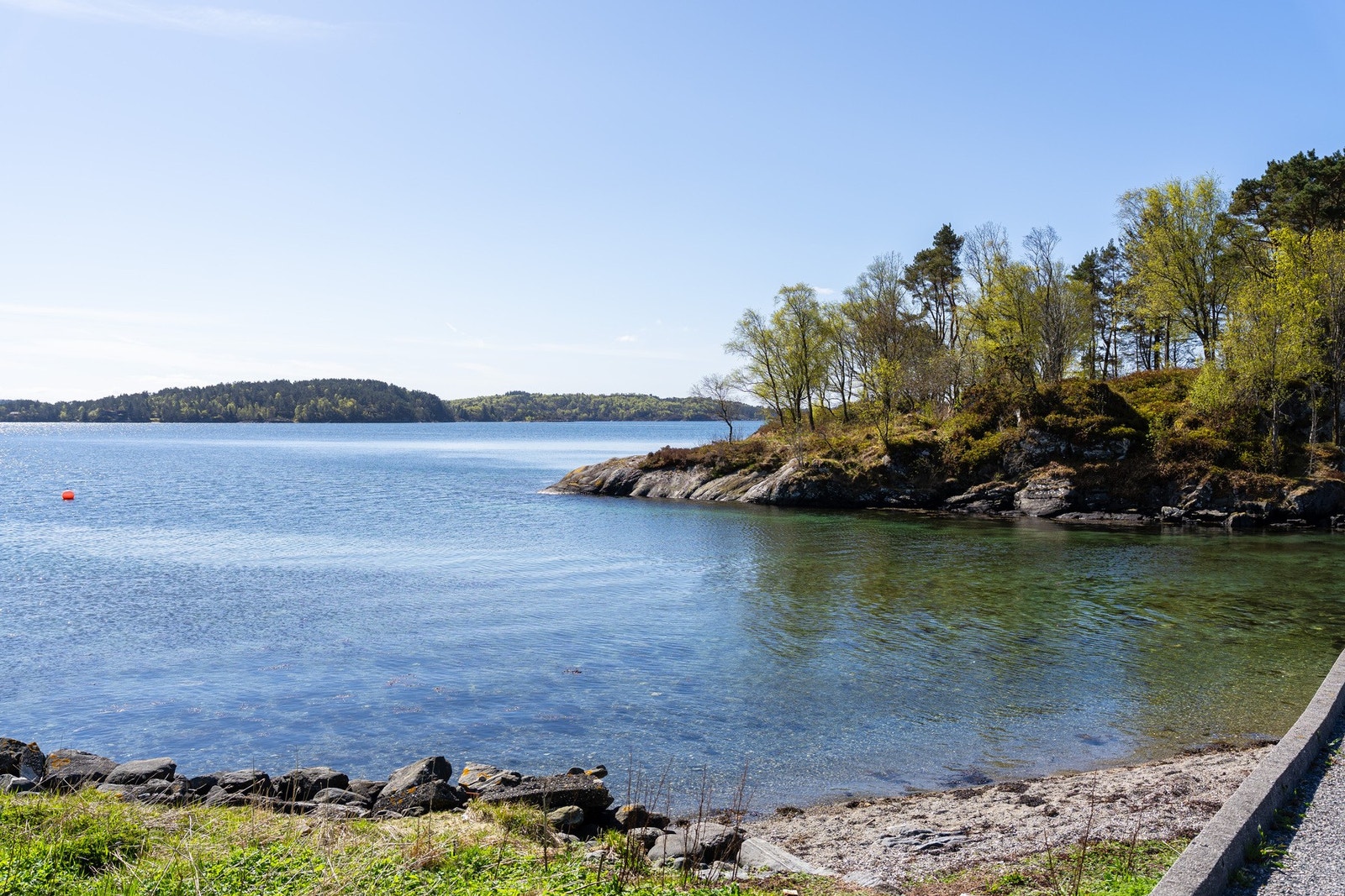 Like ved er det også en koselig badestrand. Galleribilde
