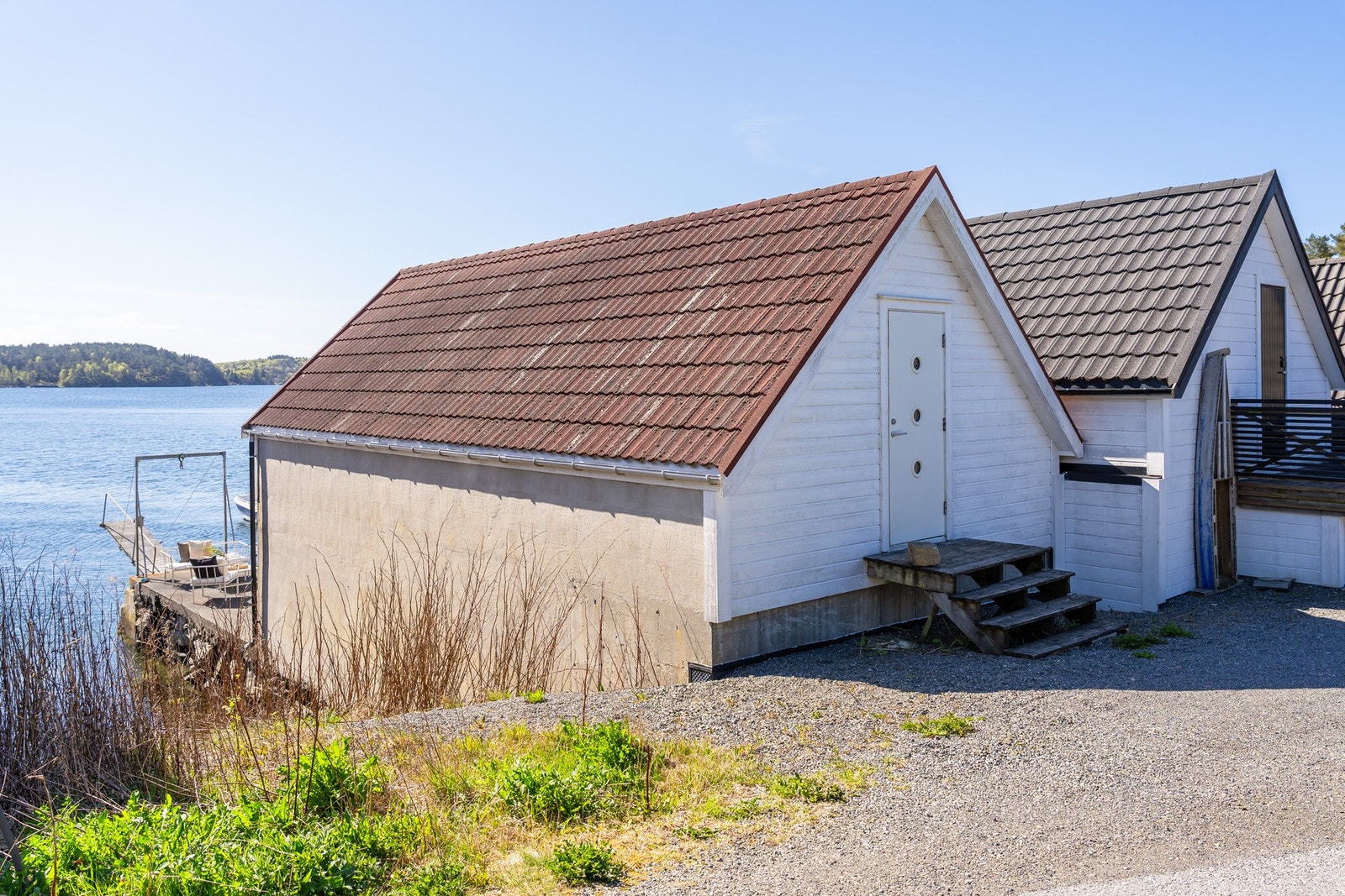 Dette er en attraktiv eiendom for deg som ønsker en fritidsbolig eller naust i rolige og naturnære omgivelser, med nærhet til sjøen, gode rekreasjonsmuligheter og samtidig kort vei til Bergen og nødvendige servicetilbud. Galleribilde