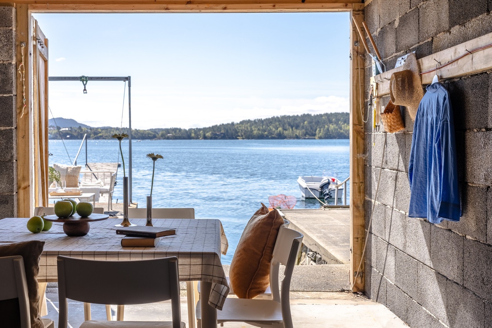 Det er doble dører som slipper den fantastiske naturen og skaper en sømløs overgang mellom naustet og uteområdet. Galleribilde