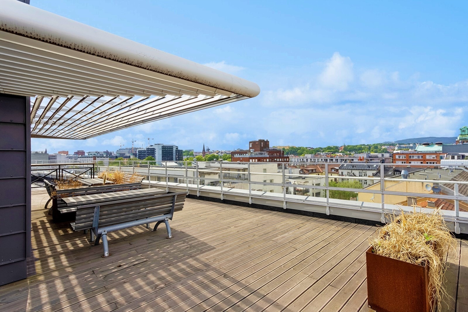 Takterrasse med nydelig utsikt. Her vil du nyte gode solforhold og sosiale stunder. Galleribilde