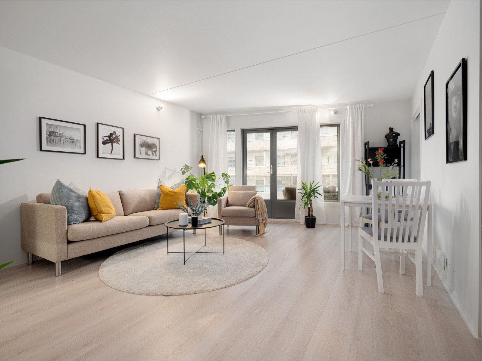 Stuen har god plass og er møblert med sofa, sofa bord og rett ved spisestue med spisebord. Galleribilde