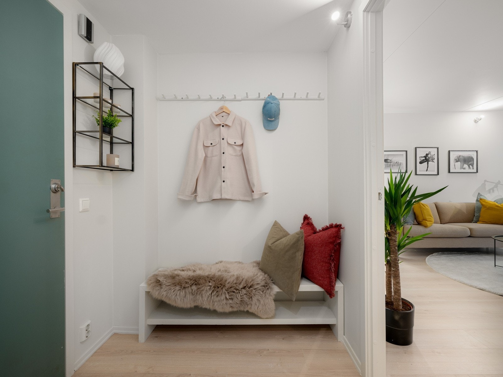 Romslig og lys gang med god plass for yttertøy og sko. Galleribilde