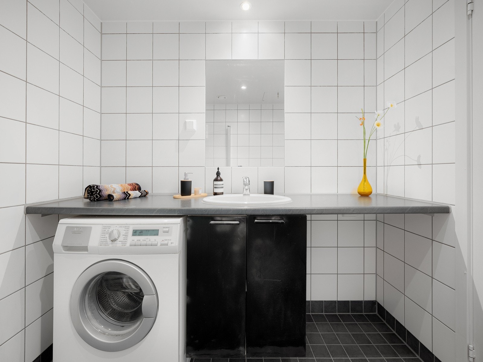 Moderne og Flislagt bad med vaskemaskin inkludert. Galleribilde