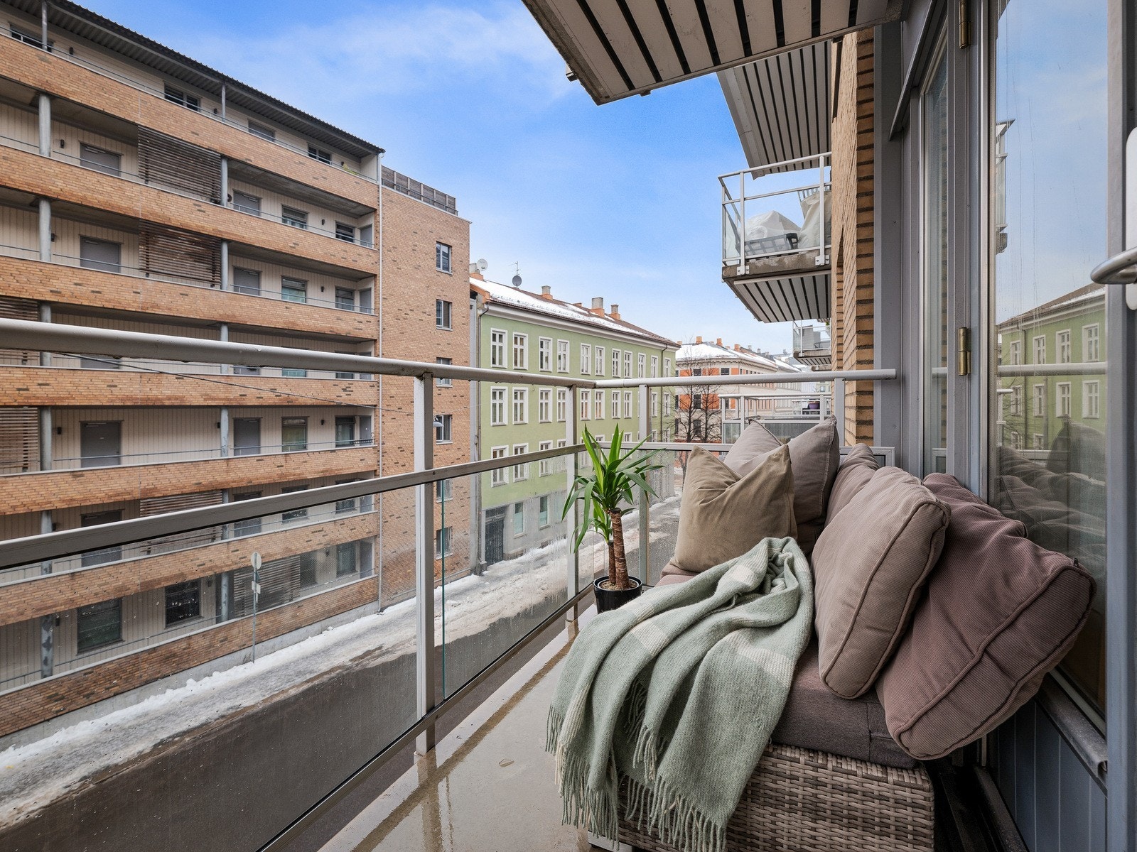 Balkong med og plass til utemøbler. Galleribilde