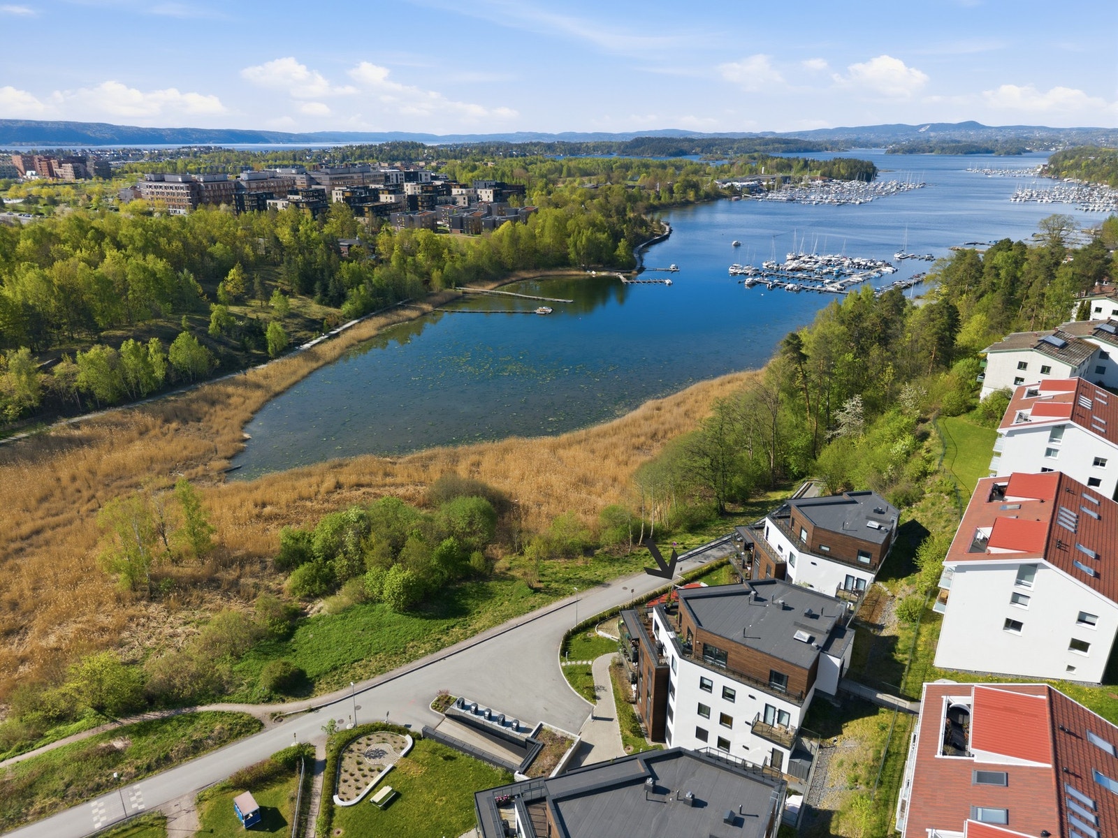 Fra leiligheten kan du gå rett ut på kystien som tar deg rundt Fornebulandet og Snarøya. Galleribilde