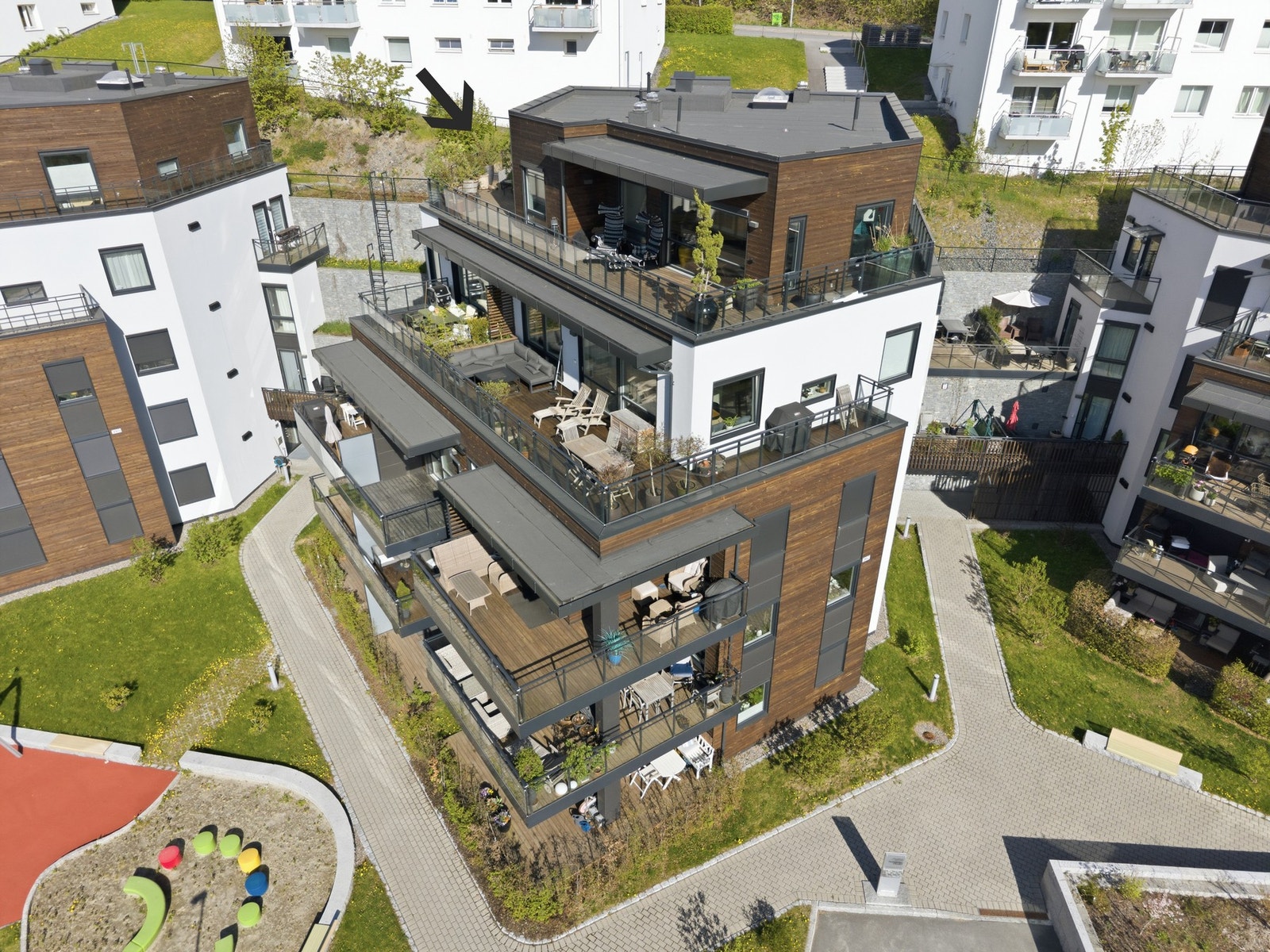 Leiligheten ligger i et moderne og velholdt boligområde med kort vei til sjø, grøntområder og servicetilbud. Galleribilde