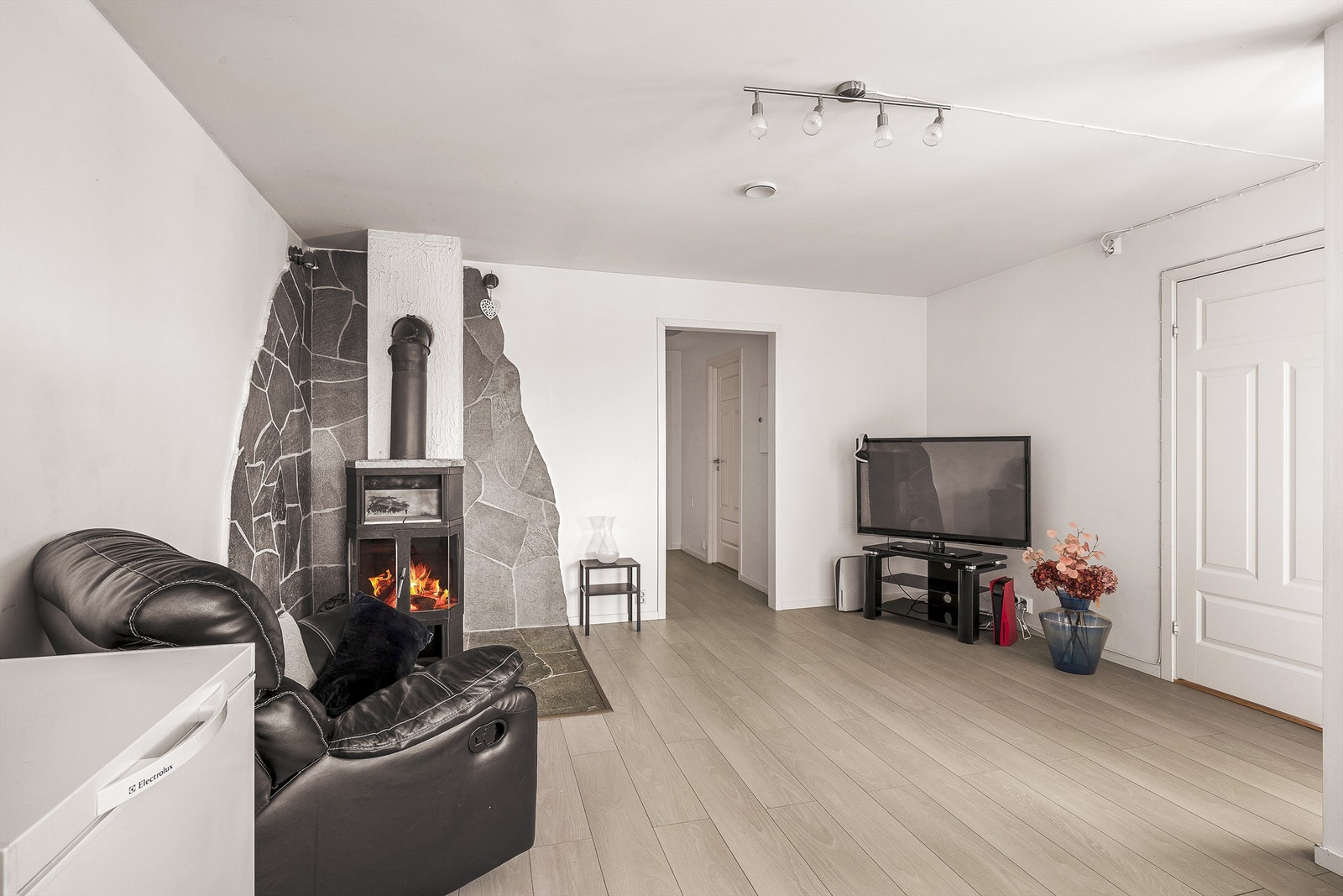 Stue med peis, og plass til sofagruppe. Galleribilde