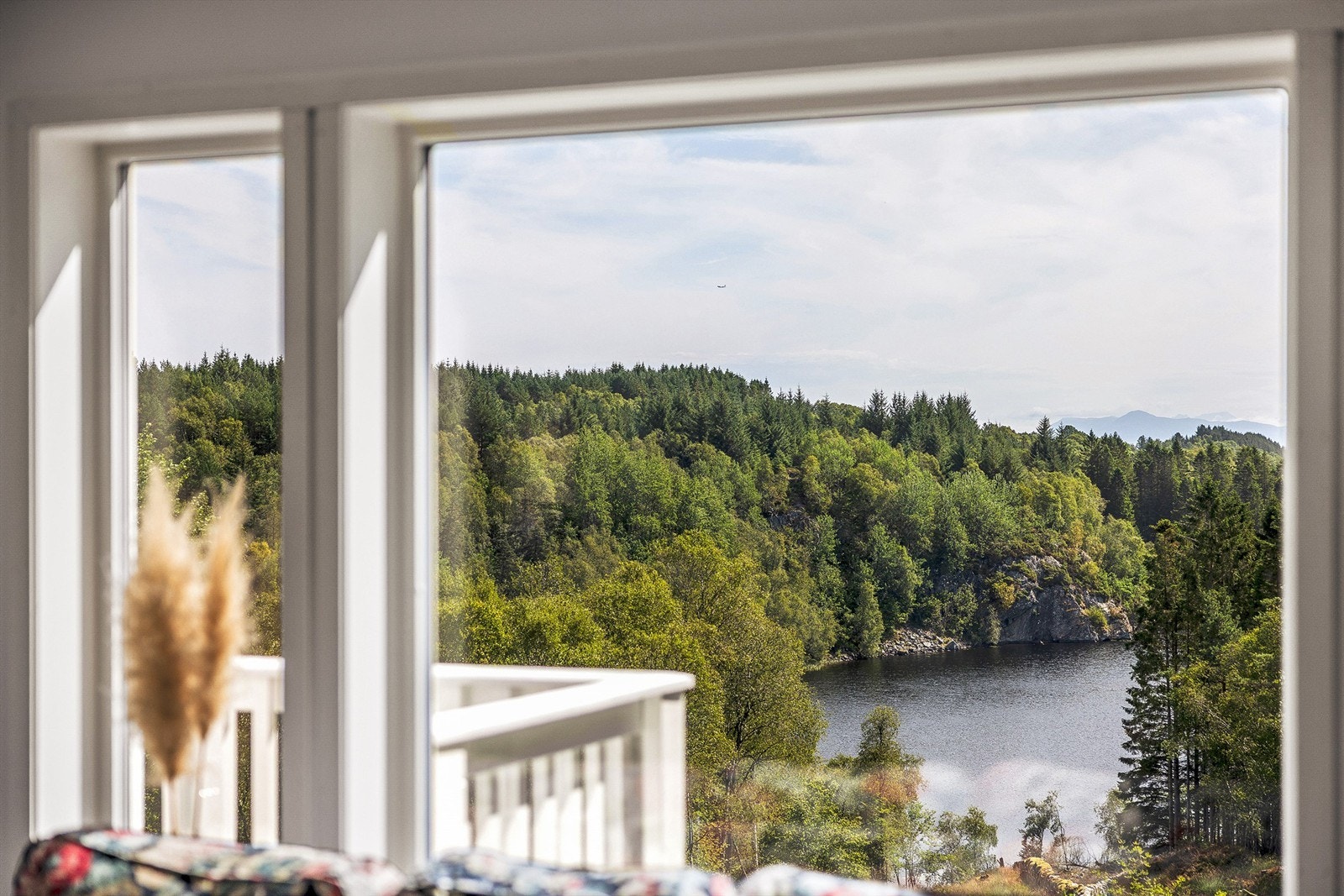 Omringet av nydelig utsikt over innsjø, fjord og fjell. Galleribilde