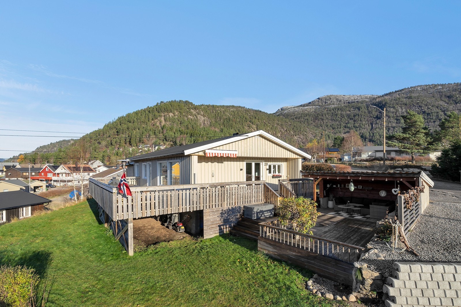 Pent opparbeidet tomt med solrik beliggenhet Galleribilde