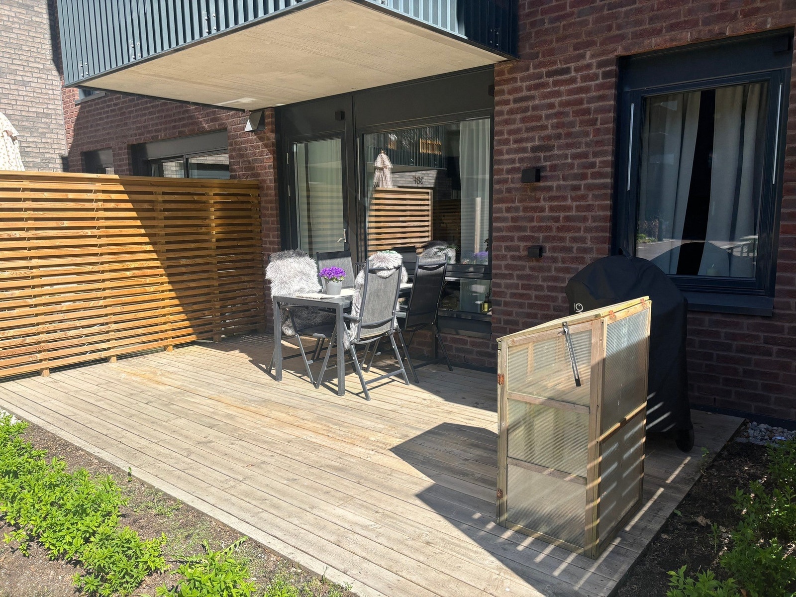 Solrik vestvendt terrasse på 15 m2. Galleribilde
