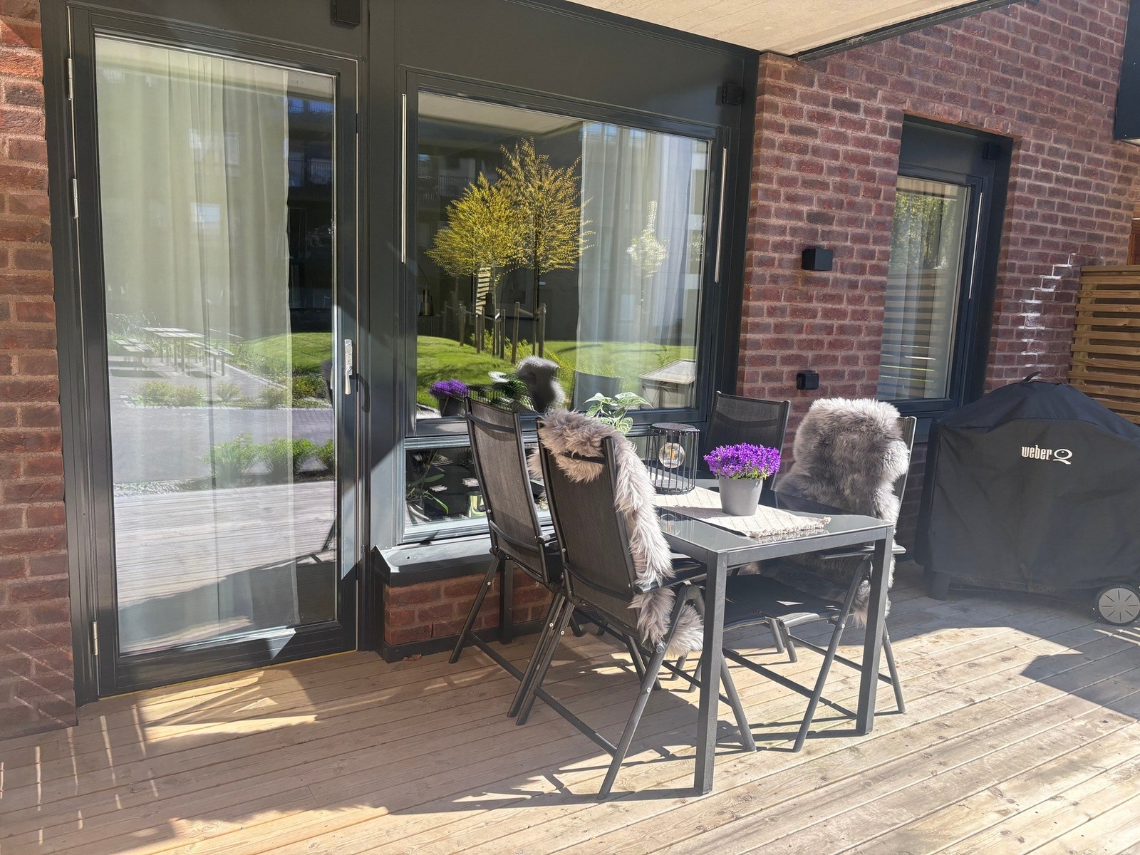 Solrik terrasse. Her er det god plass til utemøbler og grill. Galleribilde