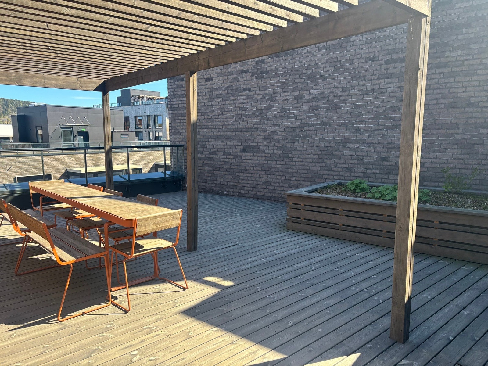 Hyggelige soner med beplantning og gode sittegrupper. Galleribilde