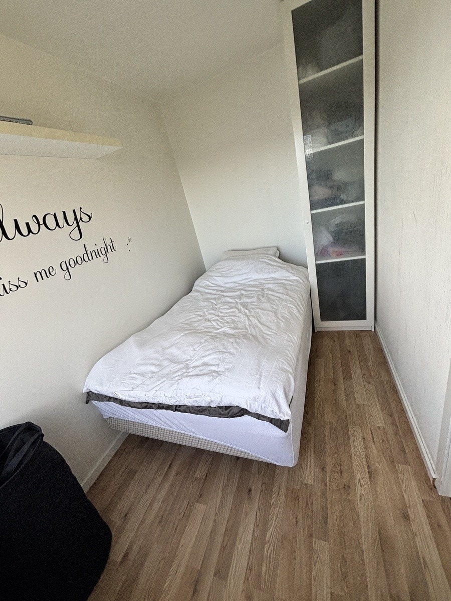 Soverom med 120 seng og klesskap Galleribilde