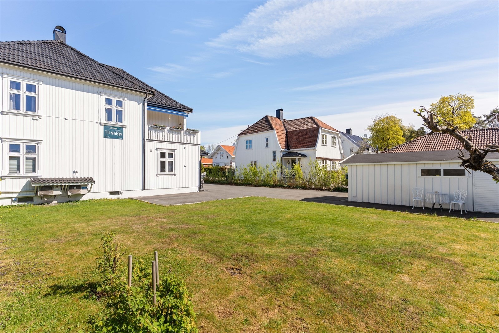 Stor og velholdt eiendom med gjennomgående god standard. Flat og pent opparbeidet tomt med stor hage, beplantning og stor asfaltert gårdsplass med garasje. Galleribilde