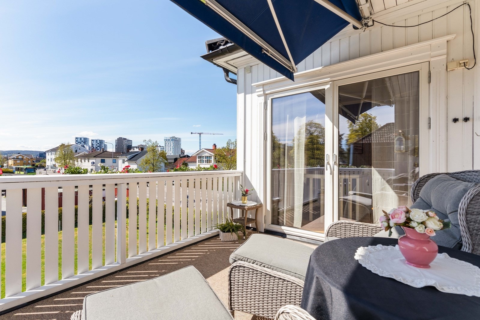 Her er det veldig gode solforhold. Balkongen har god plass til sittegruppe og grill. Galleribilde