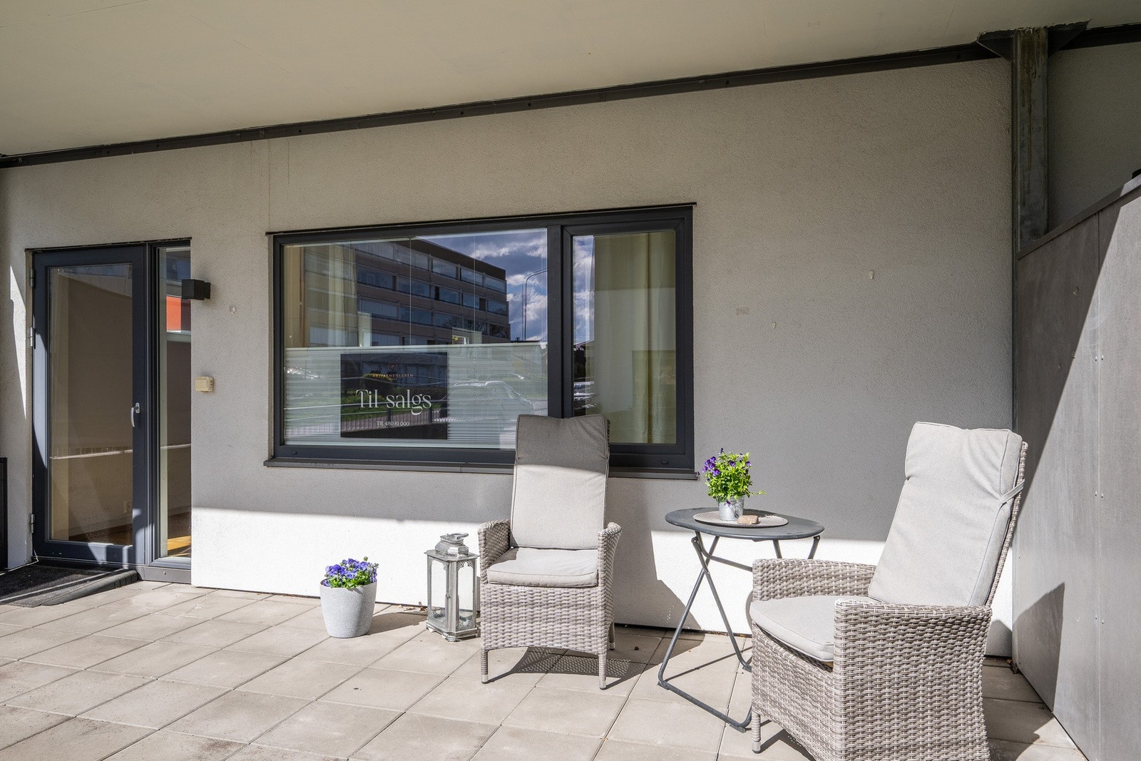 Terrassen er overbygget, så det blir en fin forlengelse av stuen på sommerstid Galleribilde