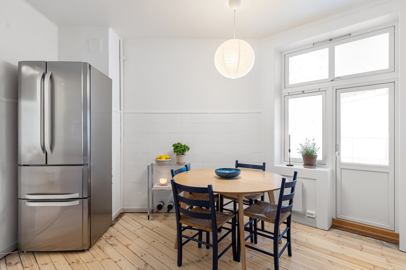Hyggelig spiseplass ved vinduet med fint utsyn mot bakgård. Galleribilde