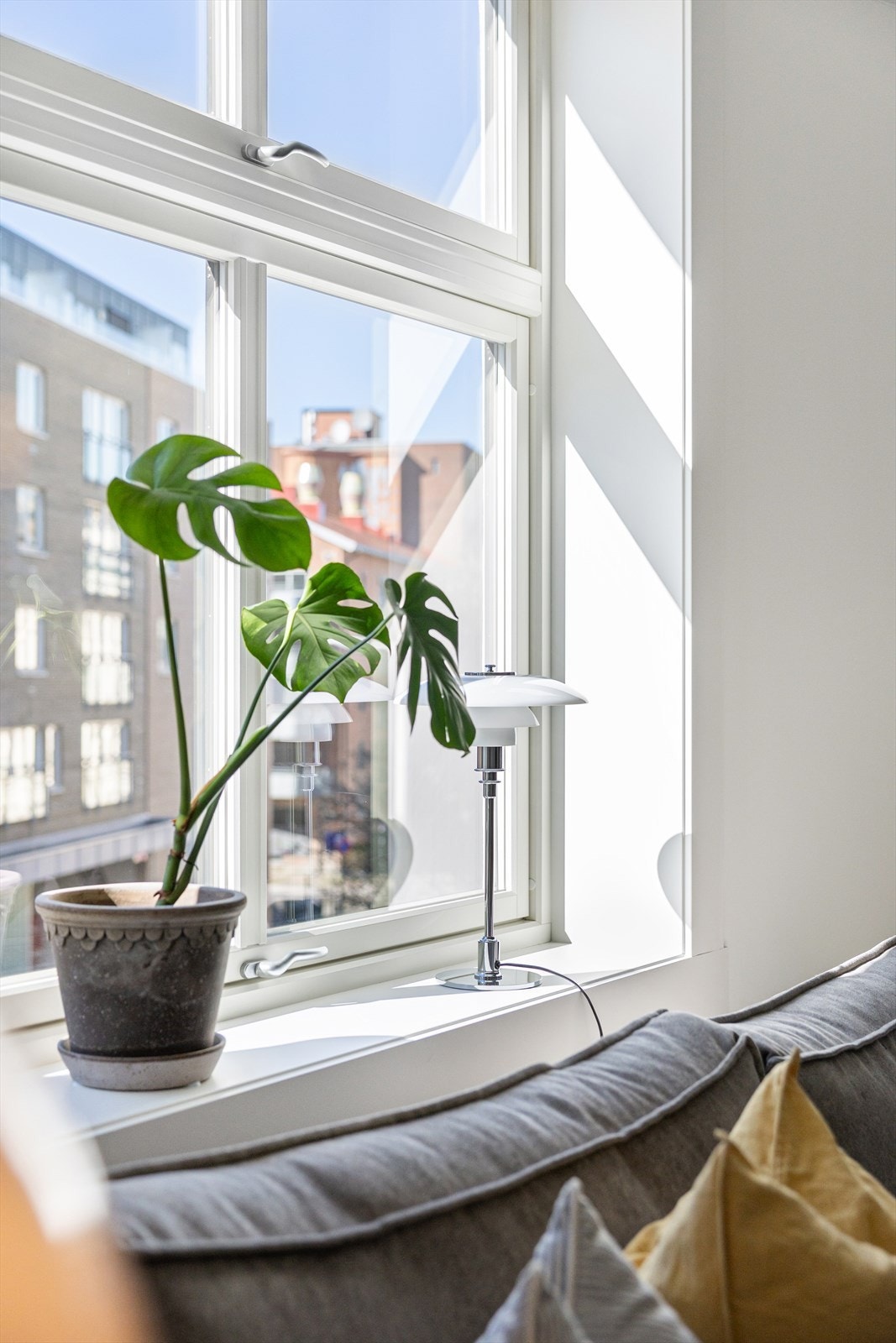I stuen er det god takhøyde og store vindusflater som gir en luftig atmosfære. Det er gode solforhold og fint lysinnslipp. Galleribilde