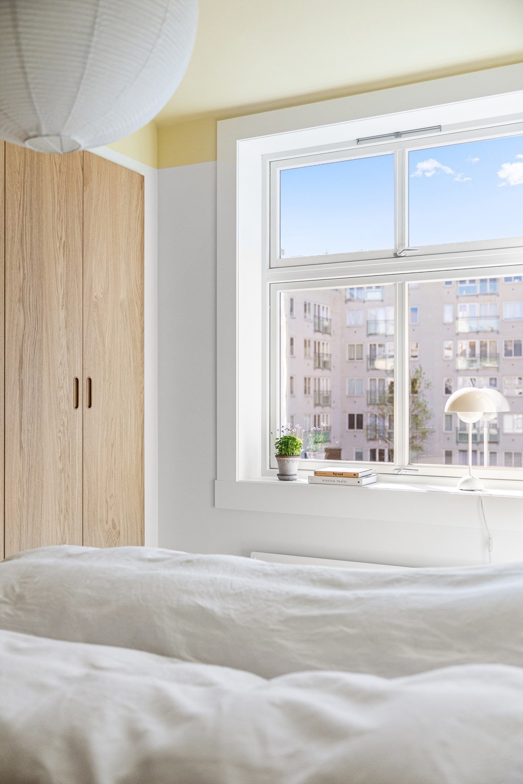 Soverommet har store vindusflater som sikrer godt med lys og luft. Galleribilde