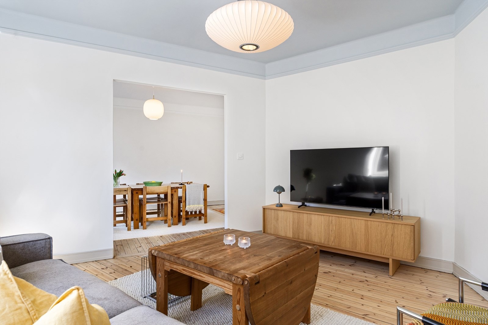 I stuen er det rikelig areal til sofagruppe med tilhørende sofabord og tv-møblement. Ved ønske og behov kan stuen brukes som ekstra soverom. Galleribilde