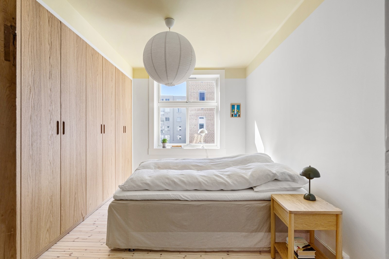 Leiligheten har et stort og innbydende soverom. Galleribilde